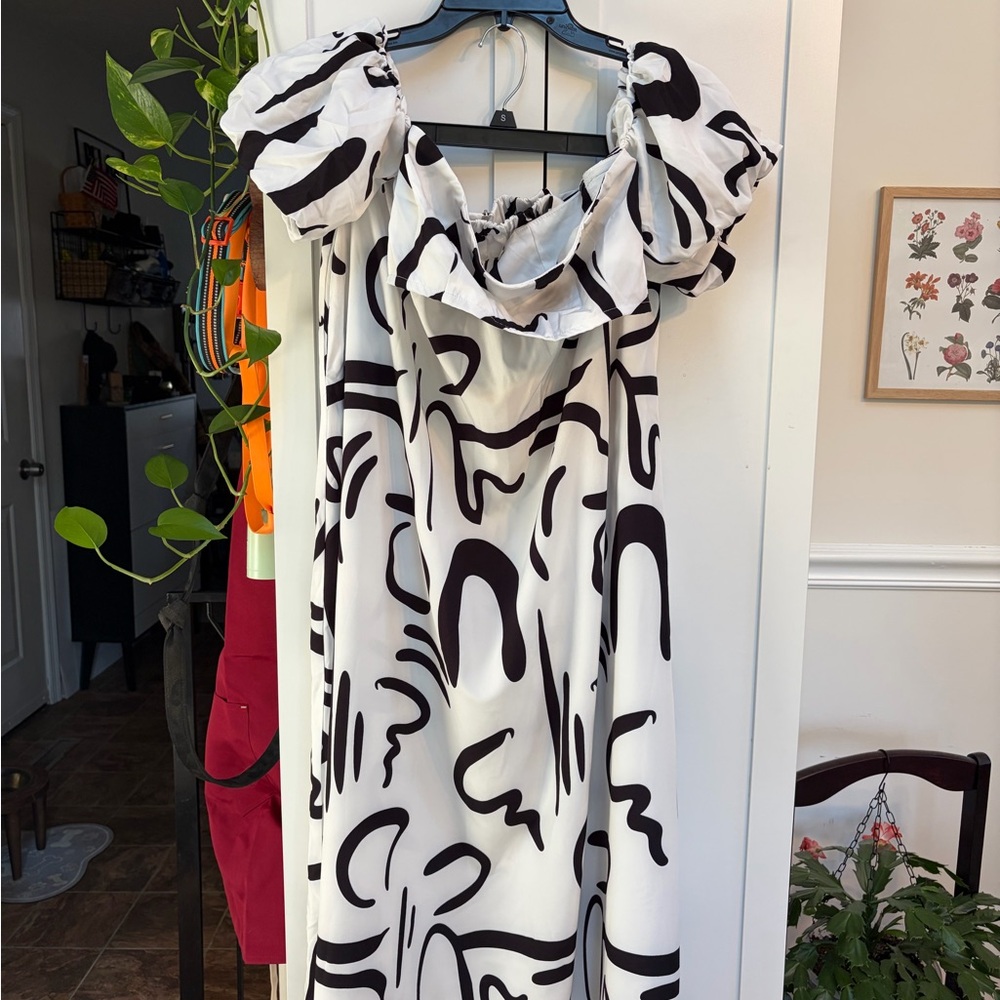 Elegant Black and White Abstract Maxi Dress